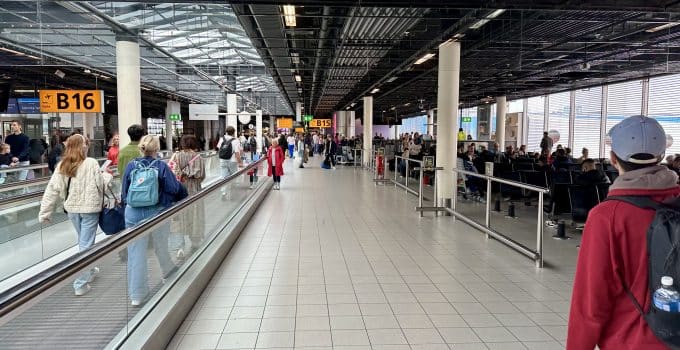 Surinamers ervaren stress en haast direct na aankomst op Schiphol