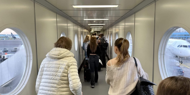 schiphol reizen amsterdam vliegtuig airport vliegveld toeristen