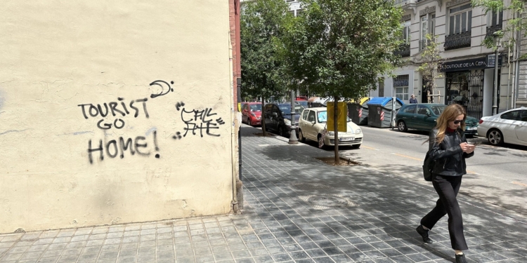tourist go home spanje