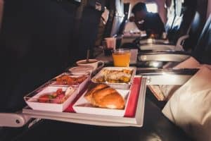 vliegtuig maaltijd reizen eten economy class