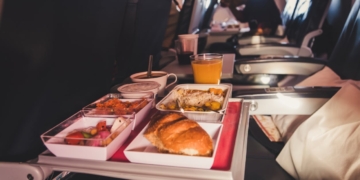 vliegtuig maaltijd reizen eten economy class