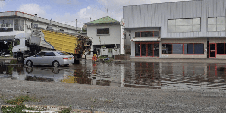 Anamoestraat Paramaribo Suriname verstopping onder wateroverlast