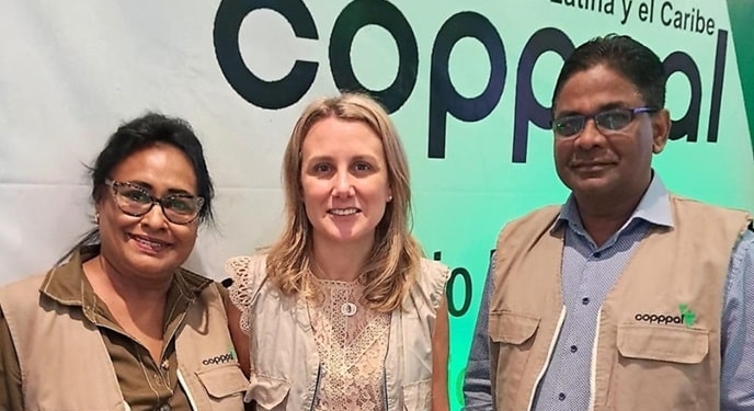 Asha Remesar- in het midden Dolores Gandulfo- voorzitter van het Copppal Verkiezings Observatorium en rechts DNA lid Roy Mohan