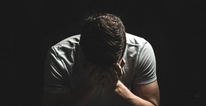 Verdriet radeloos uitzichtloos man pijn huilen