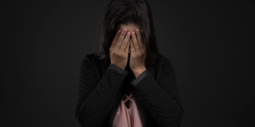 Vrouw dame verdriet huilen tranen verbazing