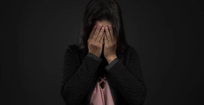 Vrouw dame verdriet huilen tranen verbazing