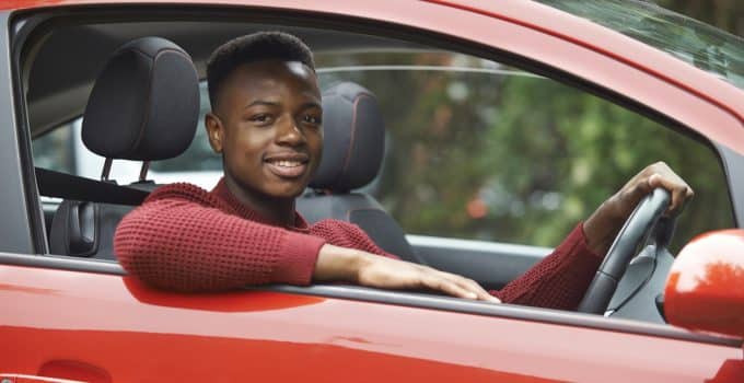 auto rijden voertuig wagen man stuur tiener jongen verkeer vervoer