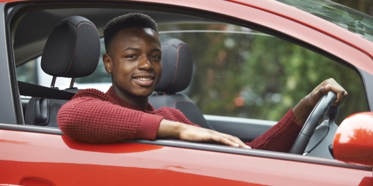 auto rijden voertuig wagen man stuur tiener jongen verkeer vervoer