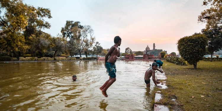 kinderen water spelen regen