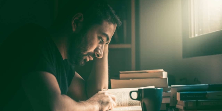 man lezen boek student studeren werk