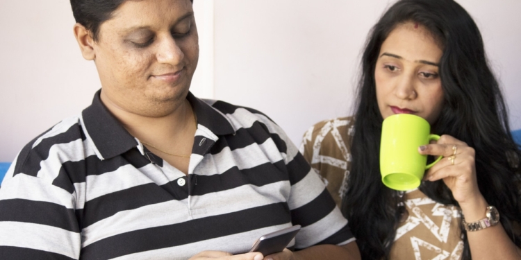 man-vrouw-relatie-koppel-stel-echtpaart-hindoe-telefoon