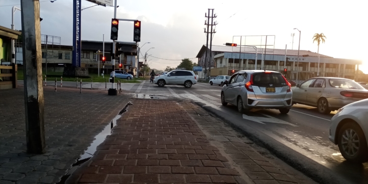 paramaribo suriname straat verkeer stoplicht