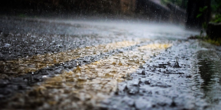 regen nat wegdek asfalt