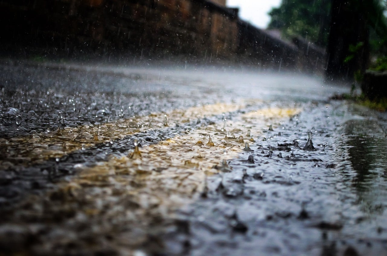 regen nat wegdek asfalt