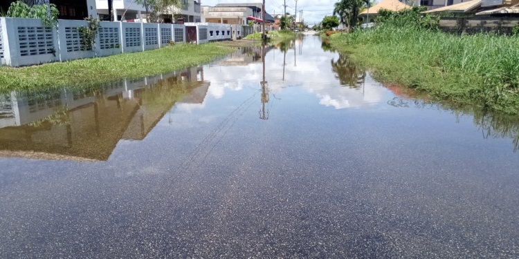 straat paramaribo onder water suriname
