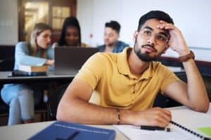 student school opleiding klas lokaal man heer tiener jongen college universiteit boeken leren studeren