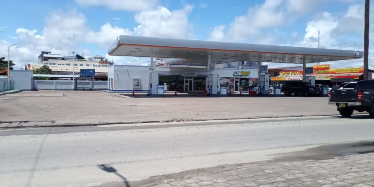 suriname paramaribo pompstation benzine olie gasoline