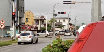 verkeer paramaribo suriname stoplicht auto