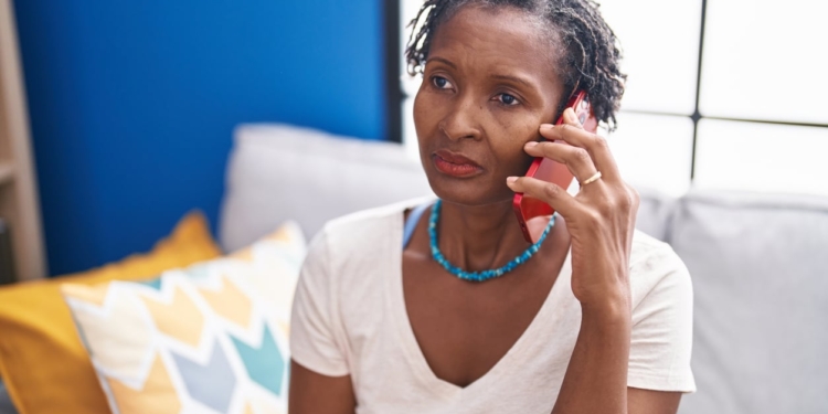 vrouw dame bellen telefoon mobiel smartphone gesprek praten