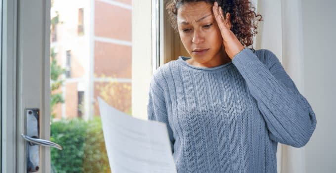 vrouw dame stress problemen schuld brief paniek angst bang