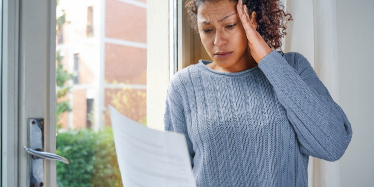 vrouw dame stress problemen schuld brief paniek angst bang