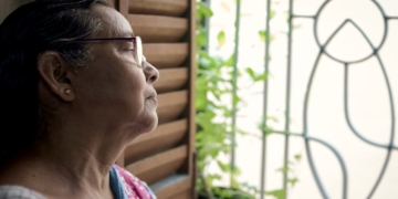 vrouw oma senior eenzaam alleen verdriet tranen depressief bejaard