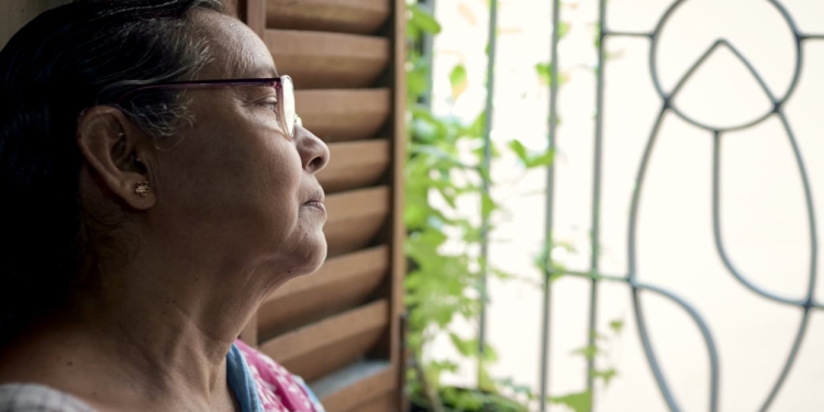 vrouw oma senior eenzaam alleen verdriet tranen depressief bejaard