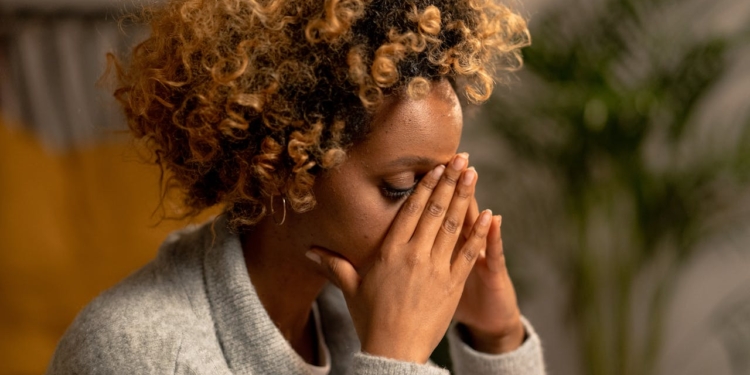 vrouw verdriet stress hoofdpijn ziek depressie