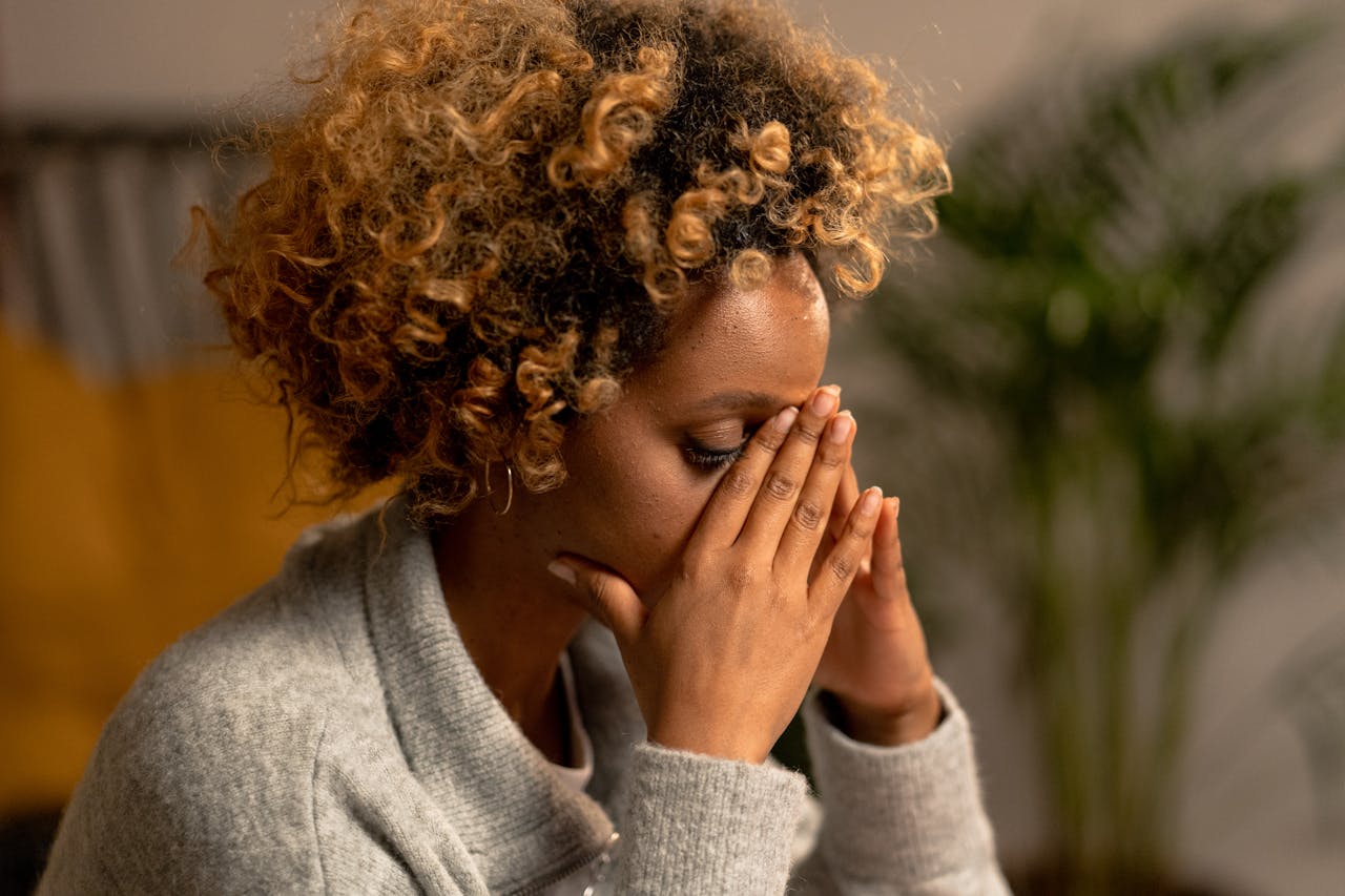 vrouw verdriet stress hoofdpijn ziek depressie