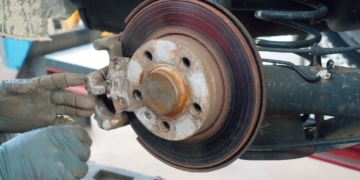 Autoreparatie monteur remmen auto