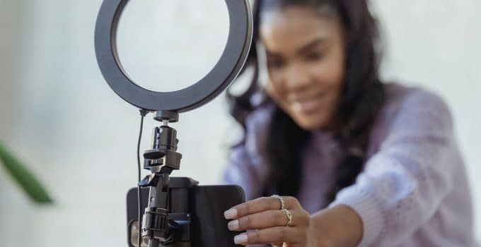 Steeds meer Surinaamse jongeren dromen van een baan als content creator