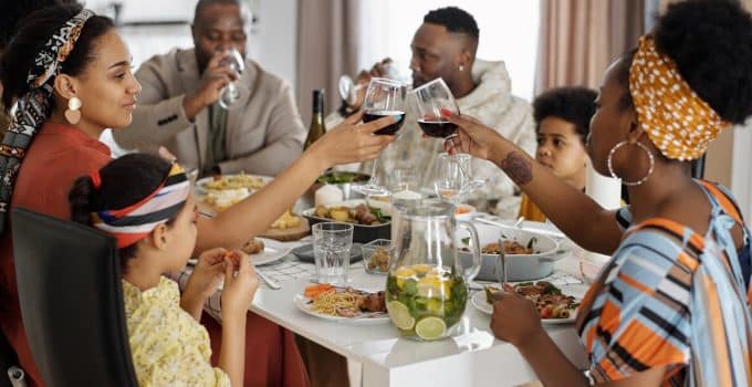 familie vrienden eten restaurant gezin diner