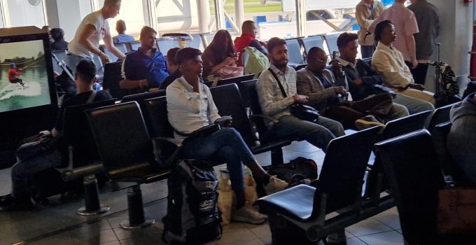 indiers op zanderij luchthaven