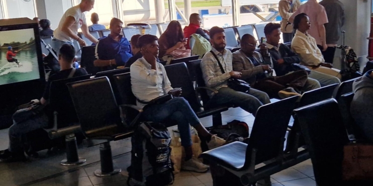 indiers op zanderij luchthaven