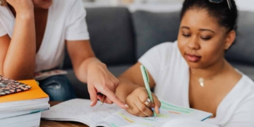lerares scholier school leren juffrouw docent huiswerk bijles