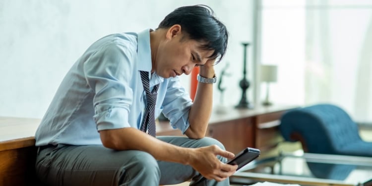 man-depressief-stress-zakenman-business-telefoon