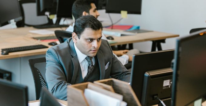 man kantoor werk zaken computer