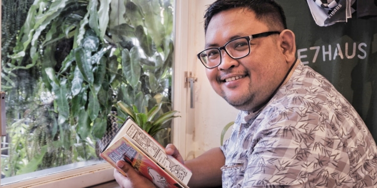 man lezen boek leren studeren