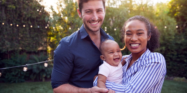 man vrouw stel koppel interracial echtpaart familie kind baby