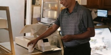 man winkel betalen supermarkt geld pinnen