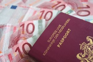 paspoort geld euro's nederlands nationaliteit