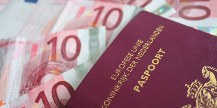 paspoort geld euro's nederlands nationaliteit