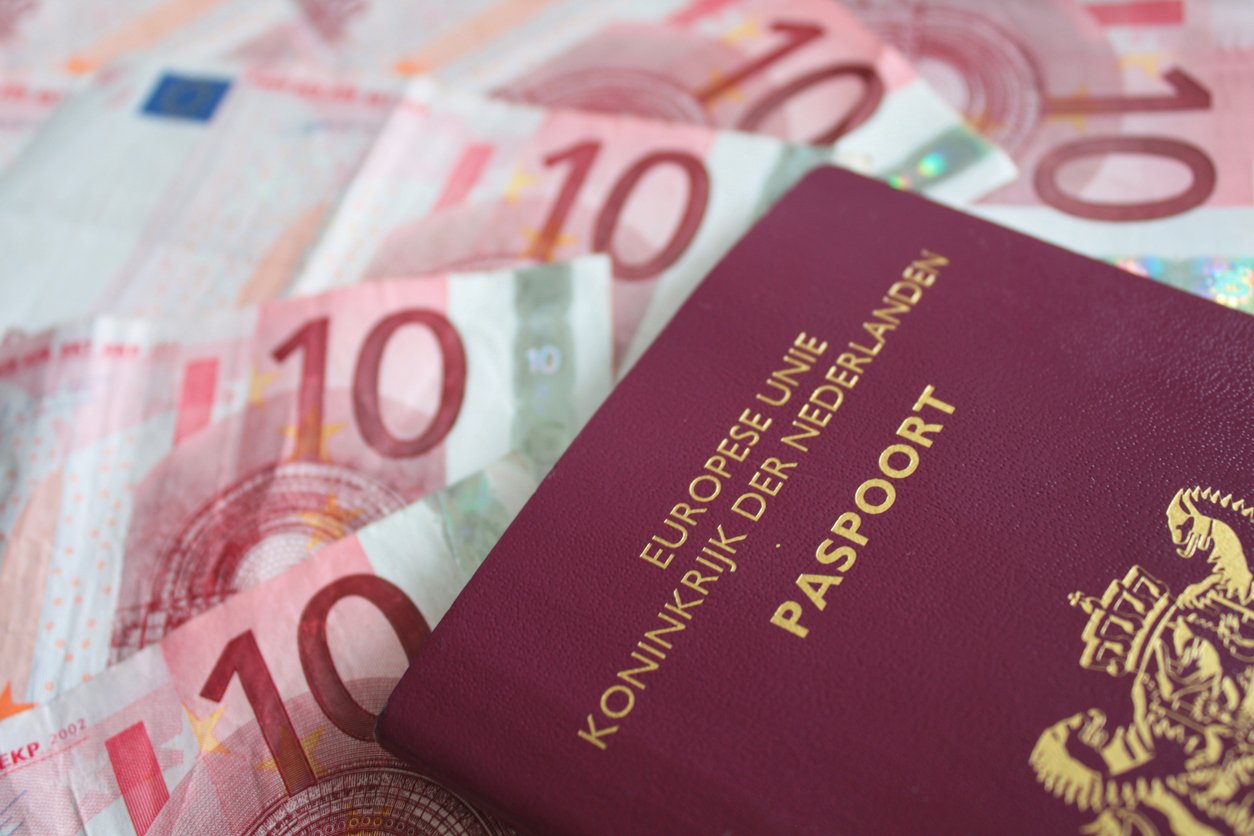 paspoort geld euro's nederlands nationaliteit
