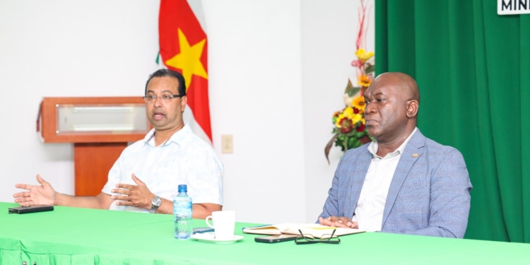 riad nurmohamed en kenneth amoksi OW en Juspol