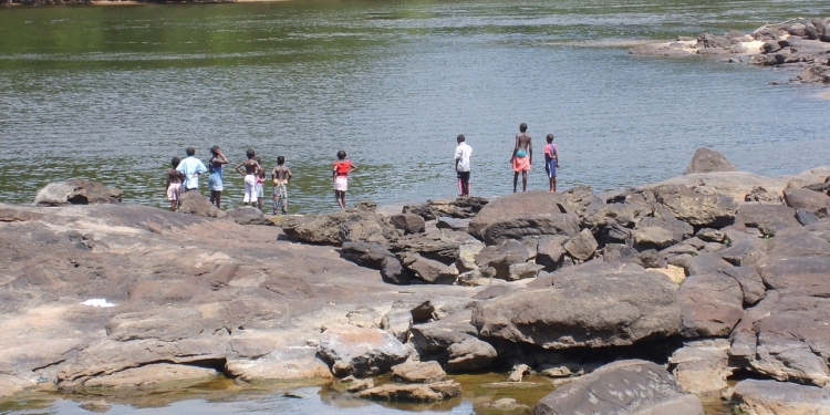 suriname amazone binnenland regenwoud natuur rivier kinderen