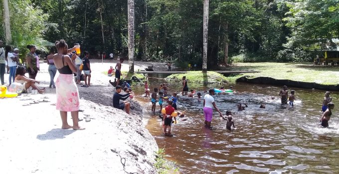 suriname recreatie zanderij 1 spelen zwemmen kinderen vakantie