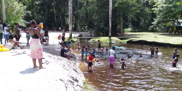 suriname recreatie zanderij 1 spelen zwemmen kinderen vakantie