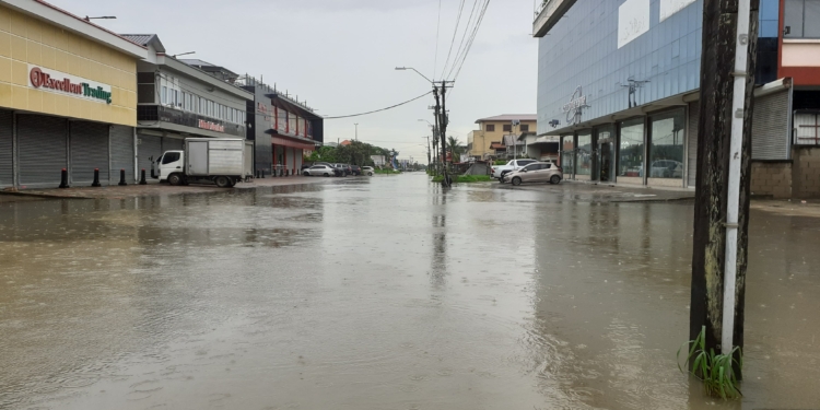 suriname regenval paramaribo overstroming straat onderwater 1