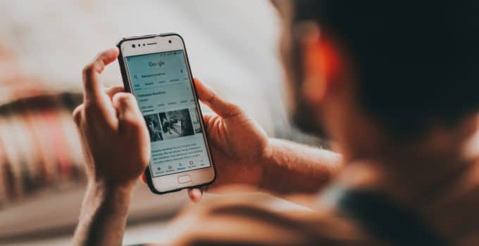 telefoon smartphone lezen social media mobiel