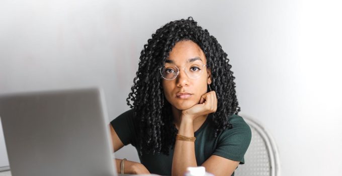 vrouw dame werk computer laptop kantoor